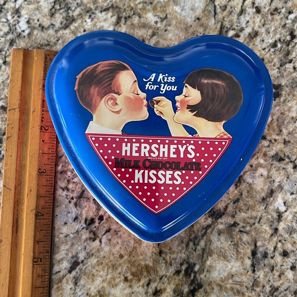 Hershey’s Milk Chocolate Kisses heart shaped candy tin - Picture 4 of 7